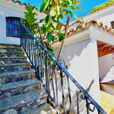 Дом отдыха V&V Lloret- Villa Mediterrania, Preciosa Villa Con Panoramicas Vistas Mar En Zona Muy Tranquila Y Residencial Льорет-де-Мар